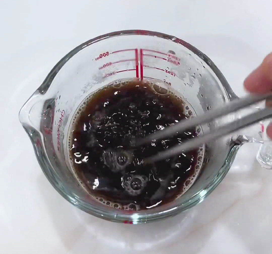 Dissolve 80g of brown sugar in 175g of boiling water