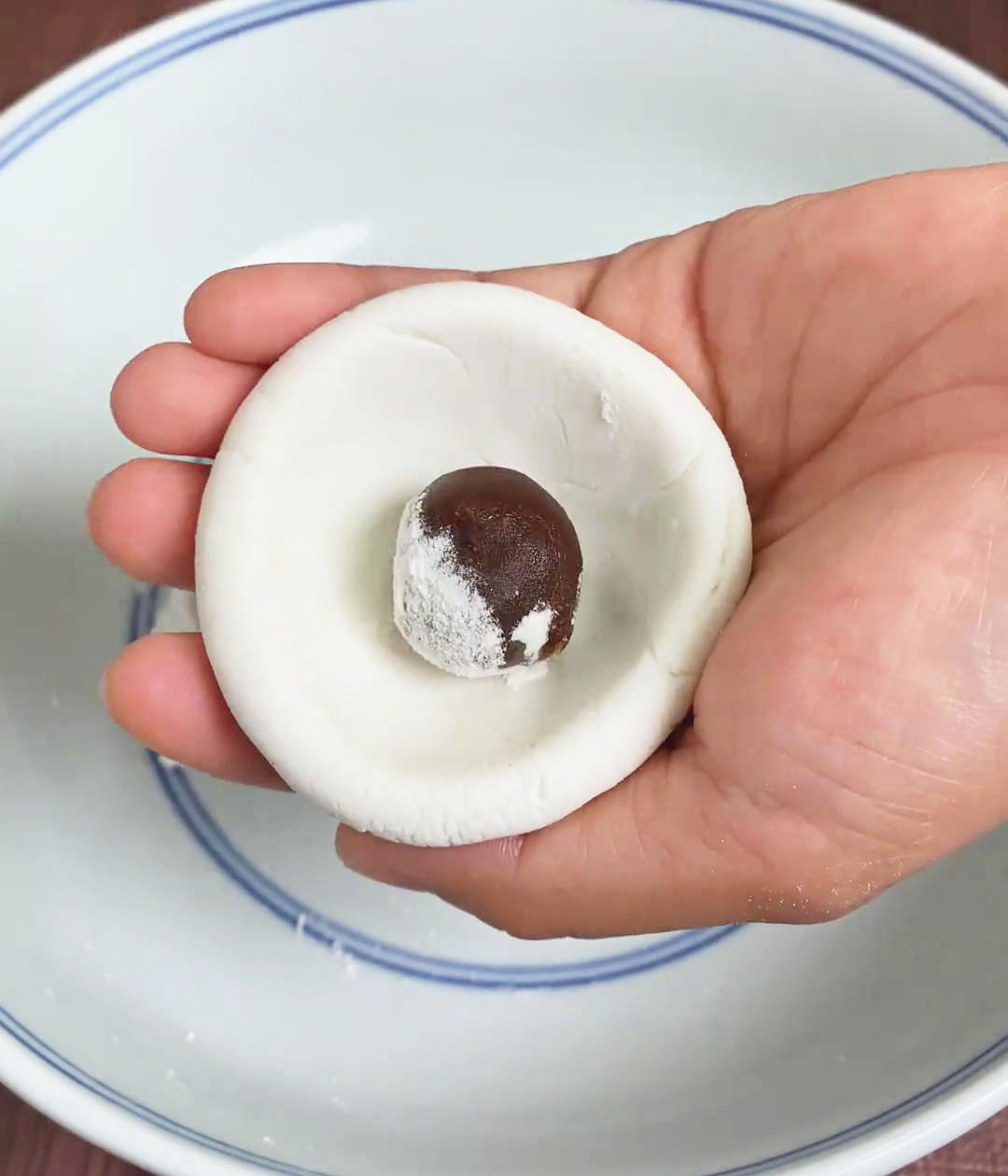 Place a pre-rolled red bean paste ball inside the nest