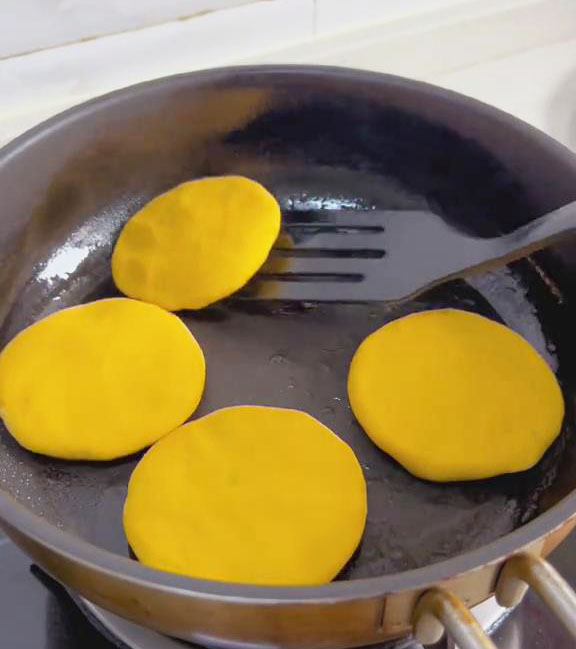 Place the pumpkin cakes in the pan