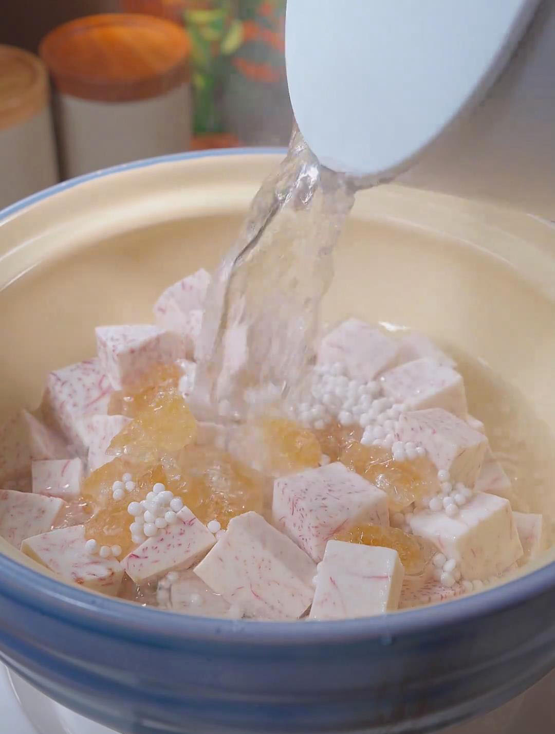 Pour boiling water over the taro and sago mixture