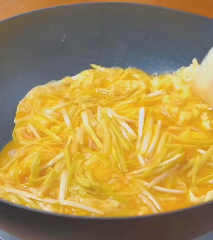 Pour in the egg mixture with the chives