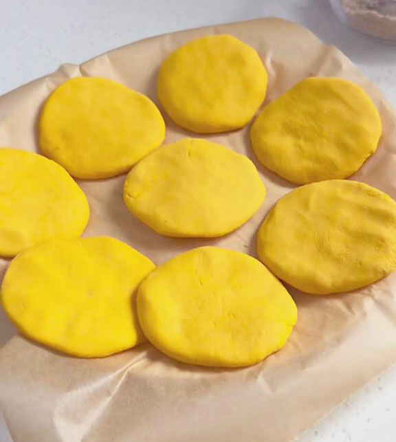 Repeat until all the pumpkin cakes are formed