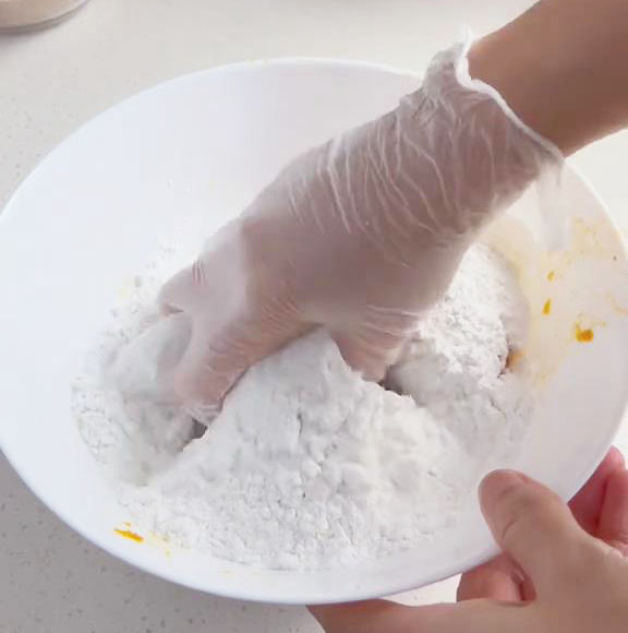 add the glutinous rice flour to the mashed pumpkin