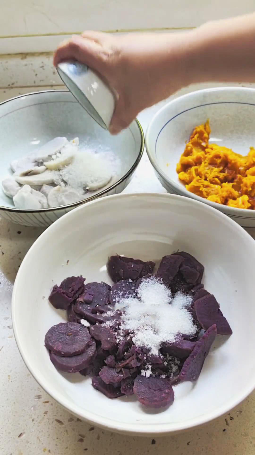 Add 20g of white sugar to each container