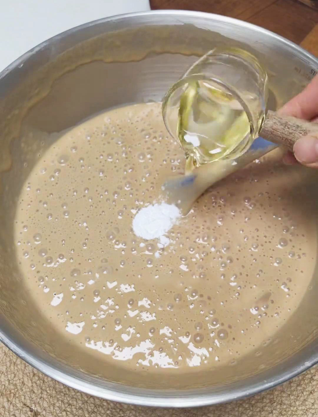 Add 3 grams of baking powder and 15 grams of corn oil