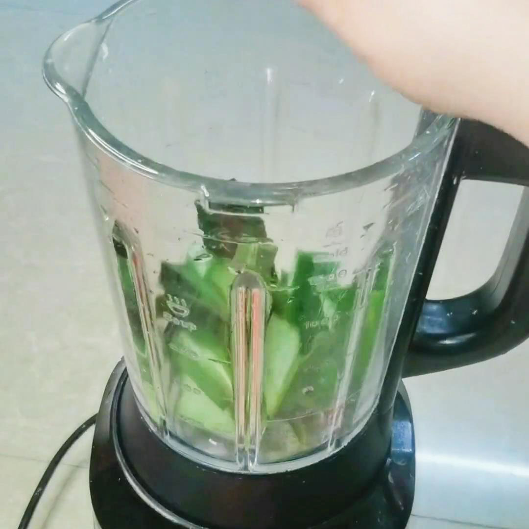 Blend the pandan leaves