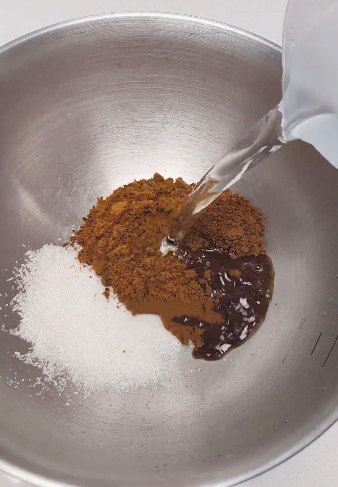 Dissolve 30 grams of white sugar and 80 grams of brown sugar in 400 grams of hot water