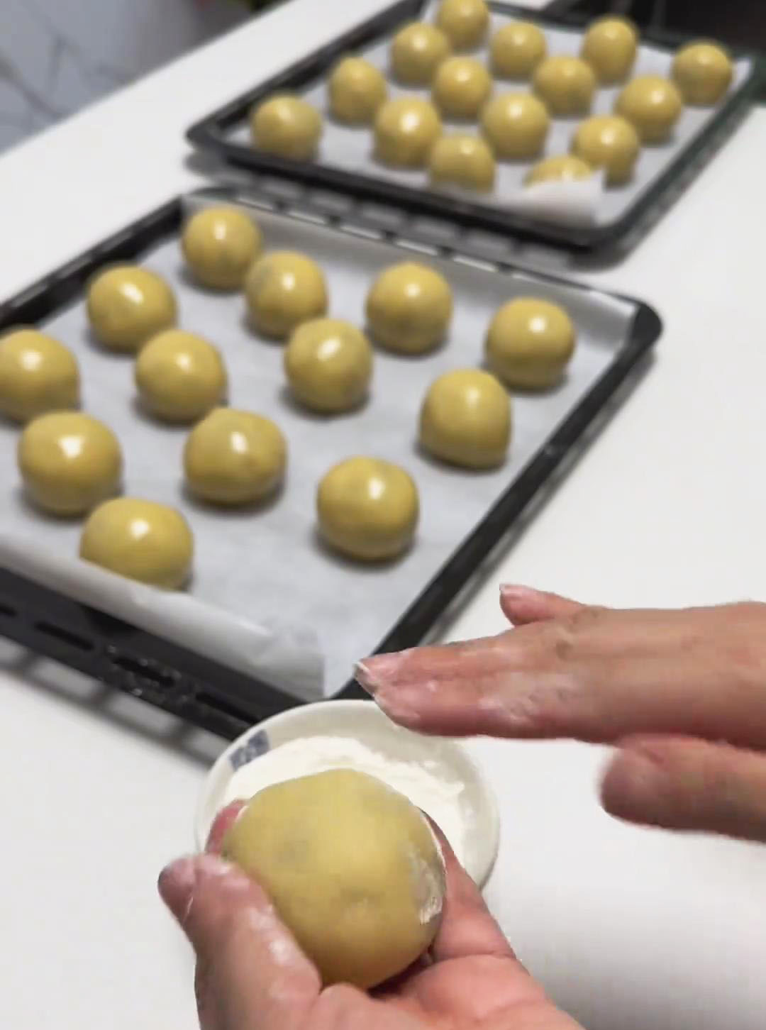 Lightly dust the mooncake with flour,