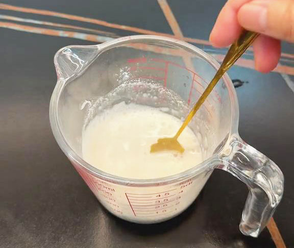 Prepare the water chestnut flour mixture