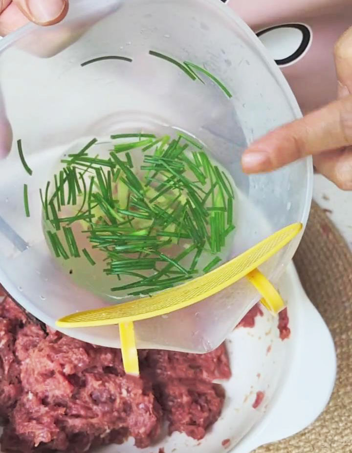 Gradually add the green onion and ginger water