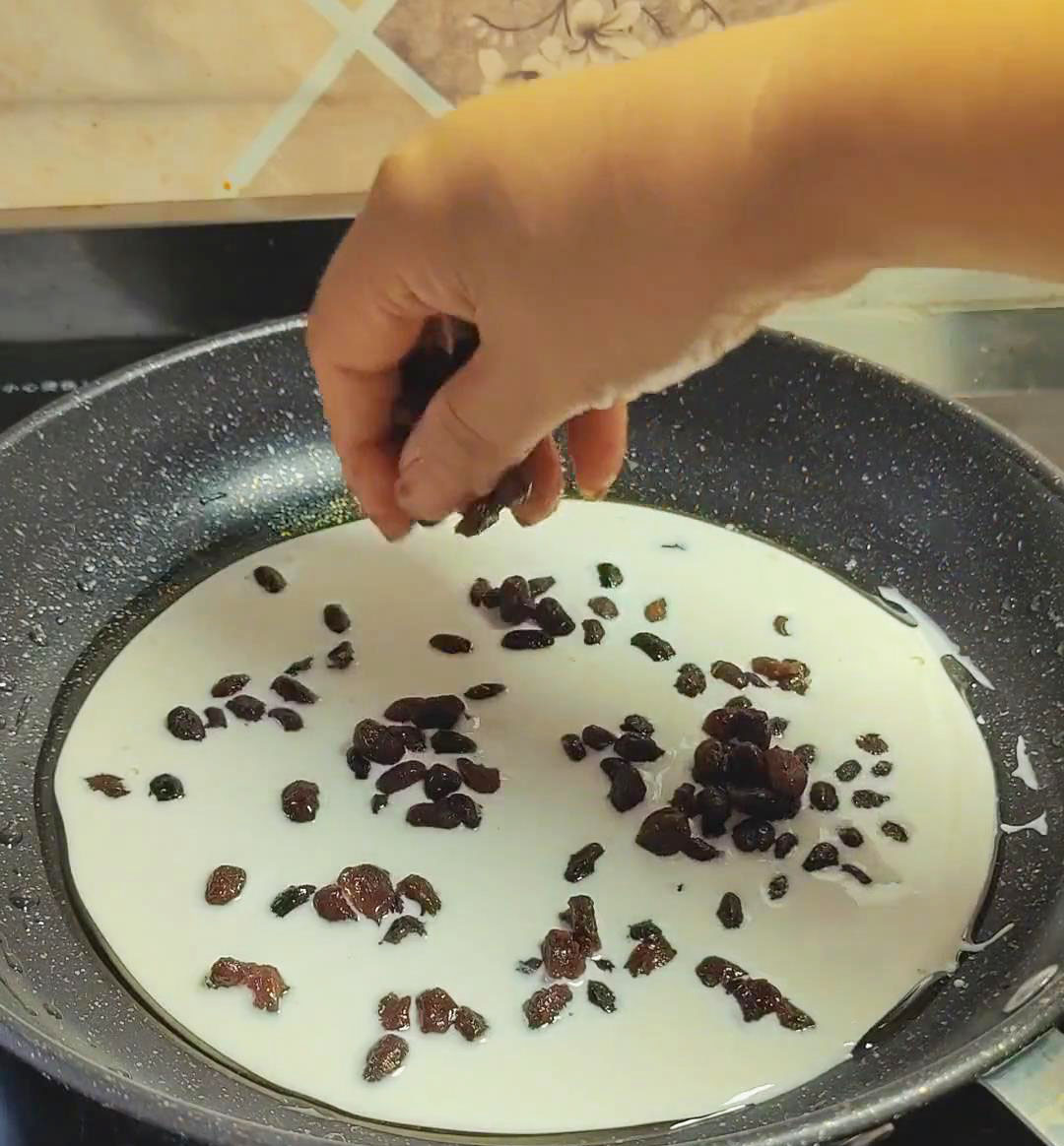 Sprinkle a generous amount of sweetened red beans on top of the batter