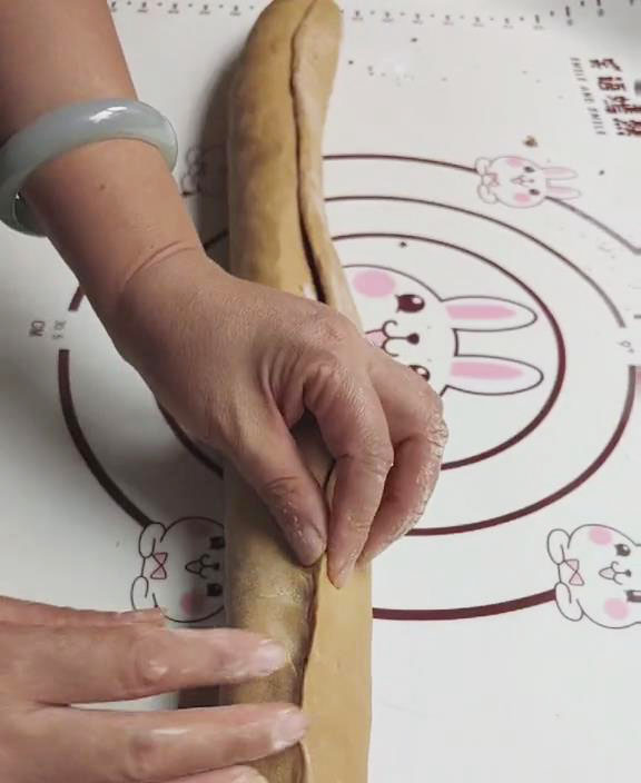 pinch the seam tightly to seal the dough