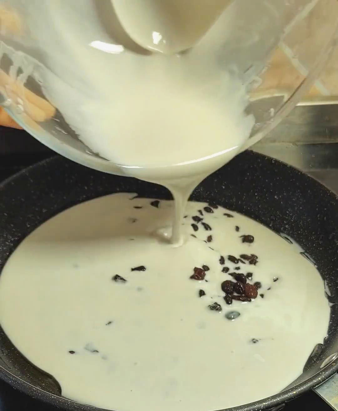 pour a little more glutinous rice batter over the red beans
