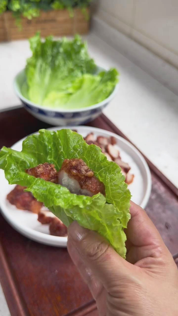serve pork belly with lettuce leaves