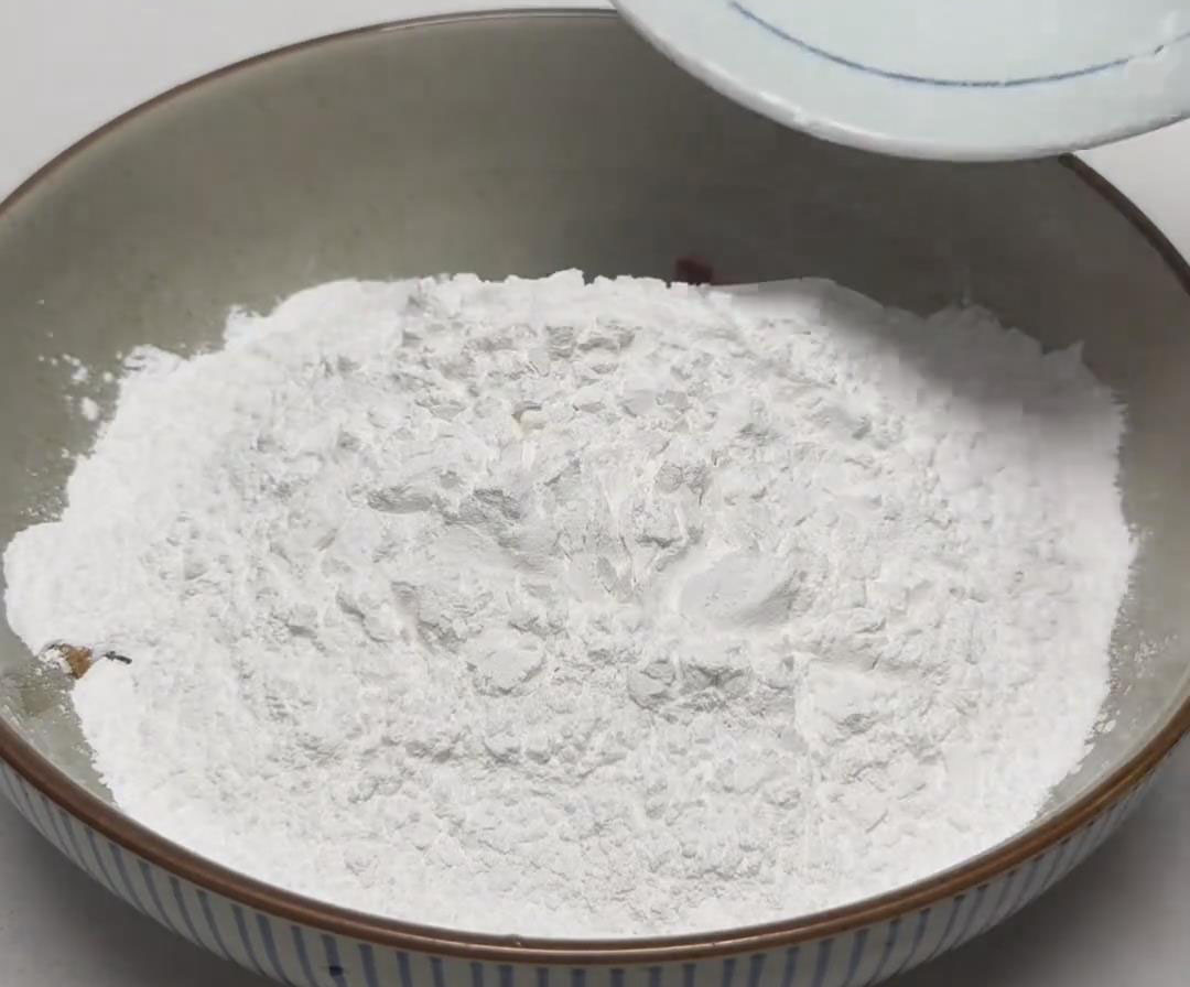 Pour 300g of glutinous rice flour into the container Pour 300g of glutinous rice flour into the container