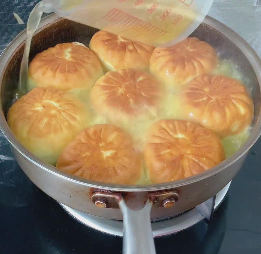 Pour the curry water into the pan