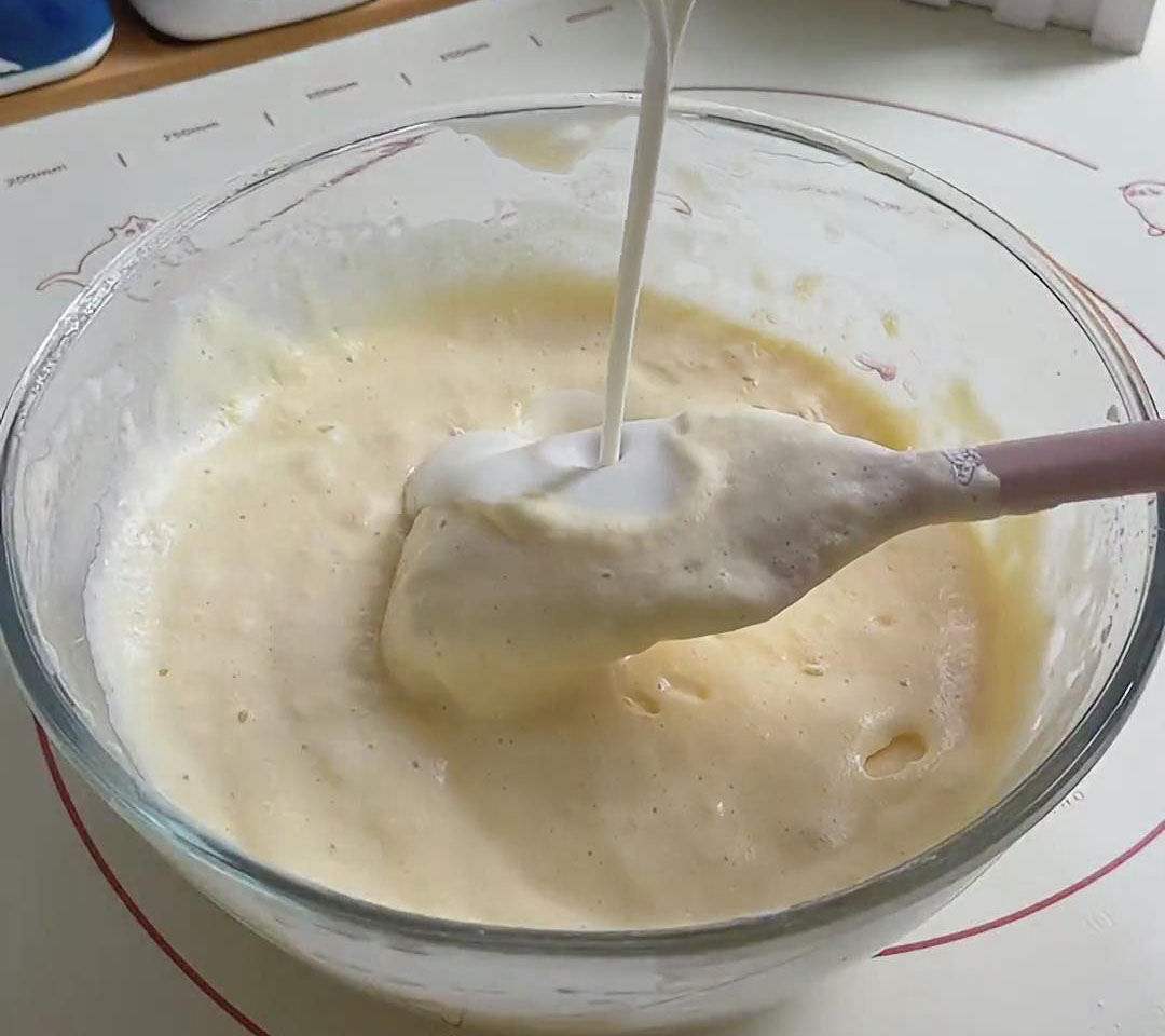 Pour the emulsified milk and oil mixture into the batter