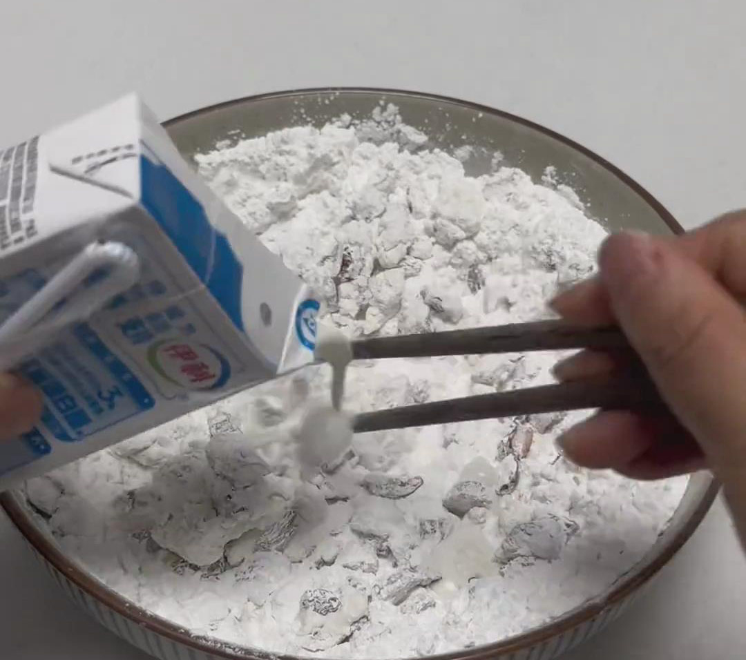 Slowly add 250g of whole milk Slowly add 250g of whole milk