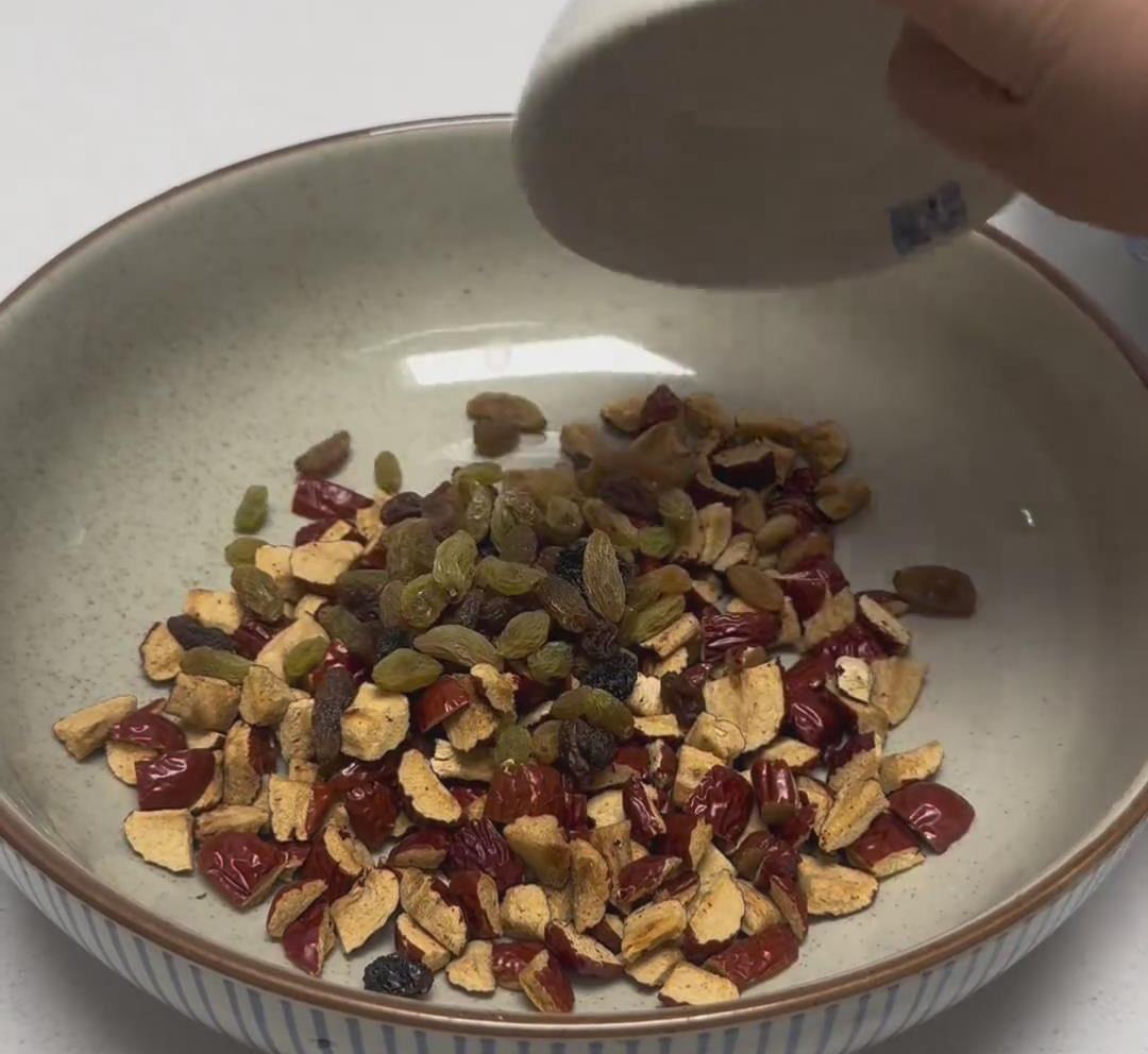 add the chopped red dates and 40g of raisins add the chopped red dates and 40g of raisins