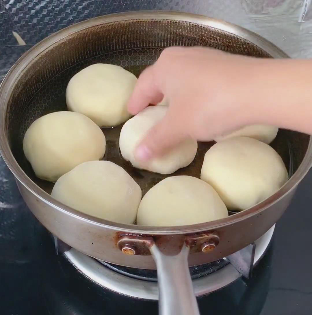 place the raw buns in the pan with the sealed side down
