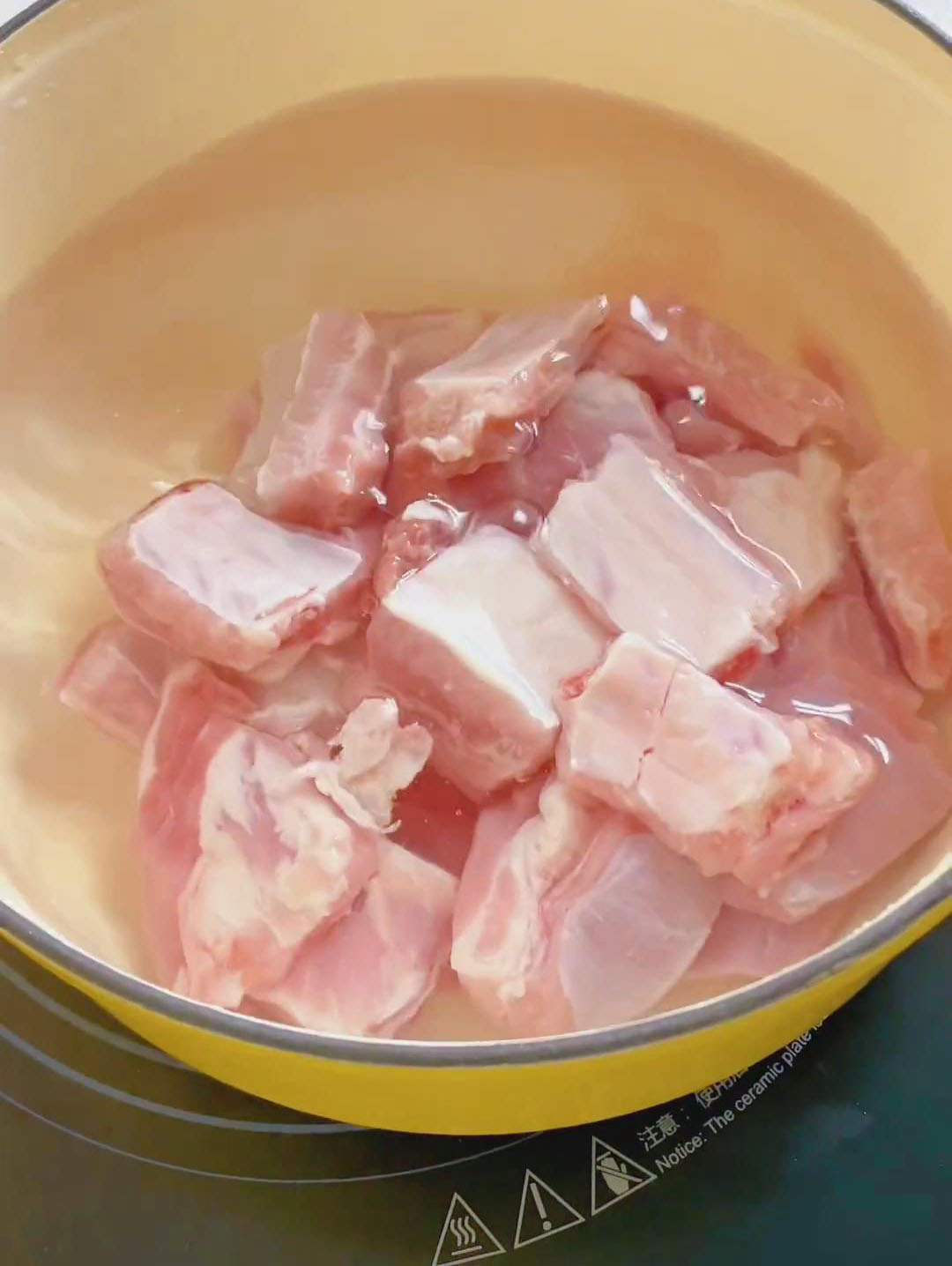 Add room temperature water to a pot, place the pork ribs in the water