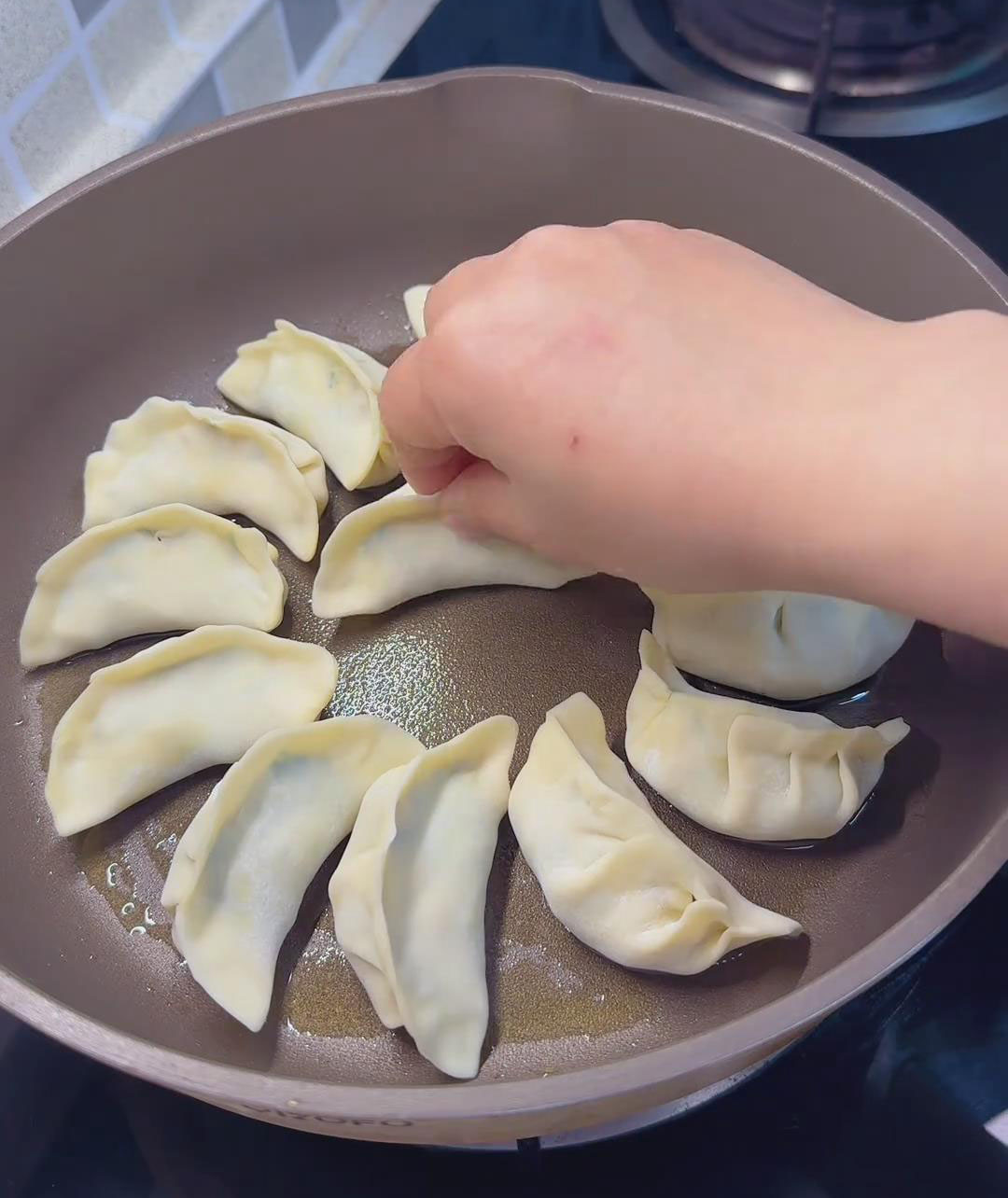 Arrange the dumplings