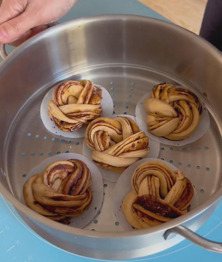 Arrange the prepared buns on a steamer tray