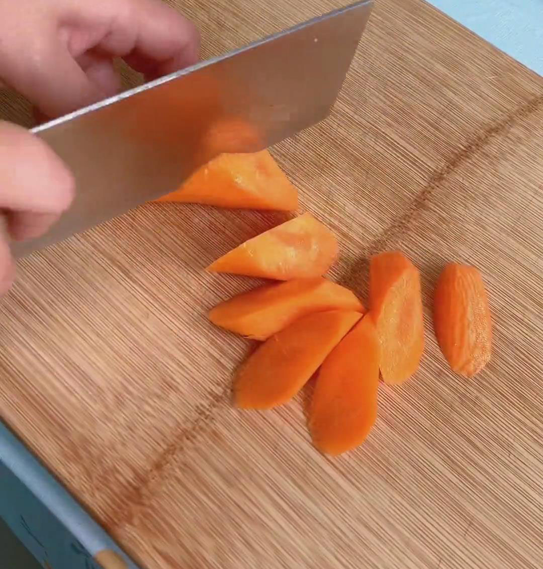 Peel the carrot and cut into large chunks Peel the carrot and cut into large chunks