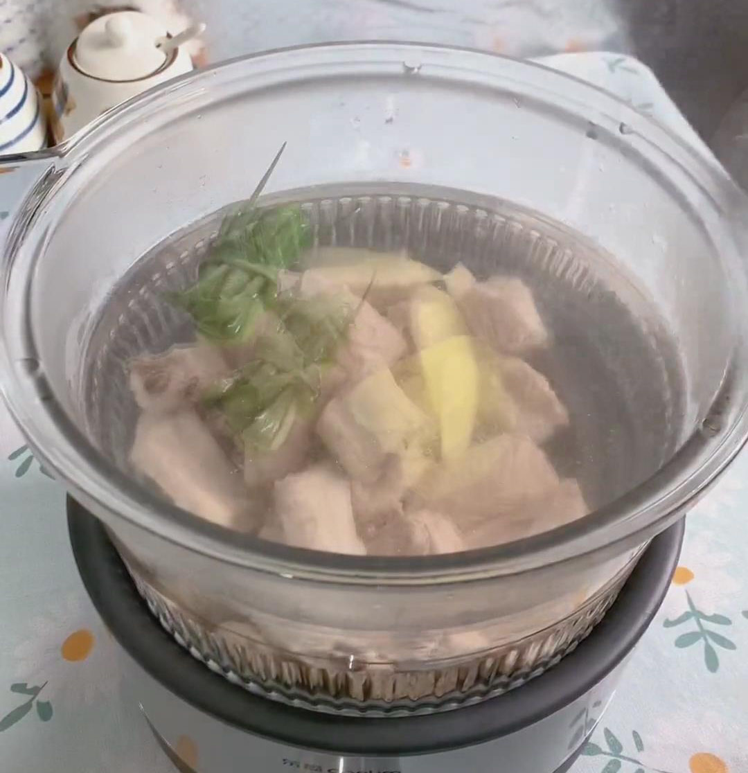 toss in the spring onion and ginger slices toss in the spring onion and ginger slices