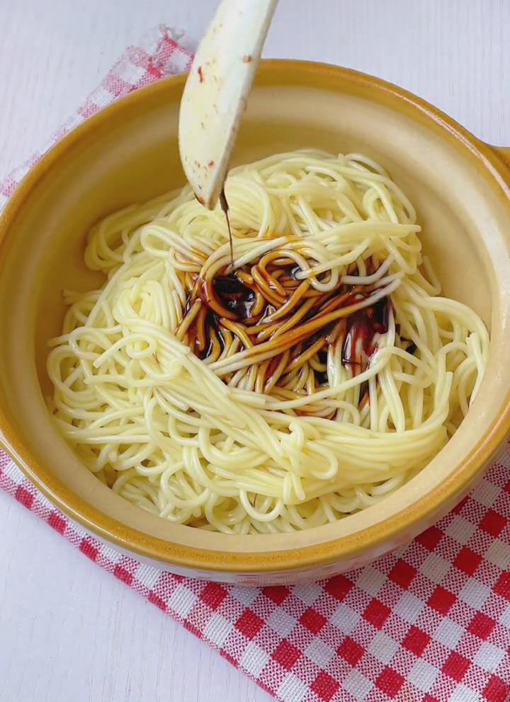 Add 2–3 tbsp scallion oil sauce to the noodles