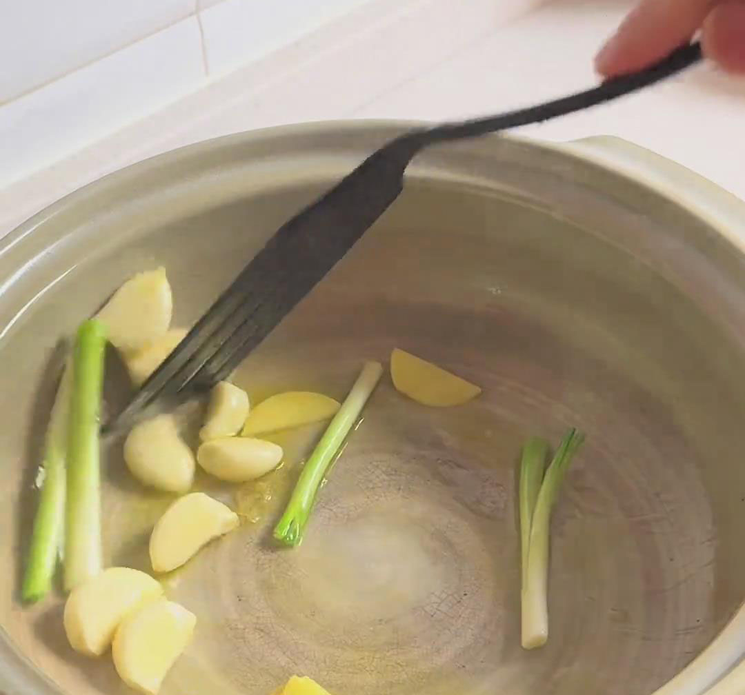 Add shredded ginger, garlic slices, and scallion whites Add shredded ginger, garlic slices, and scallion whites