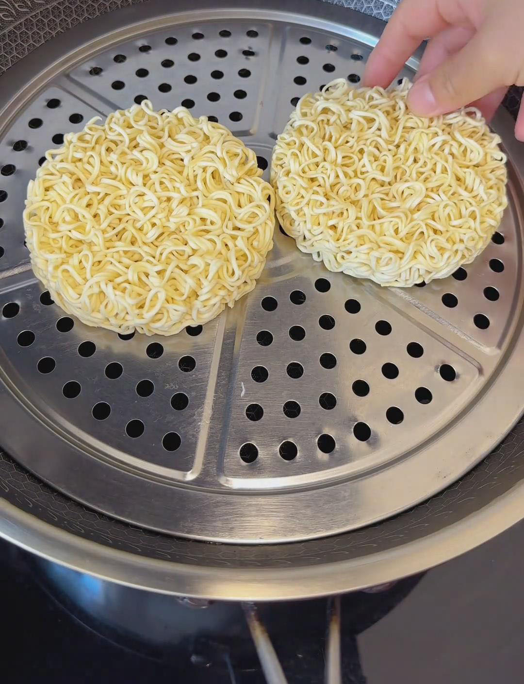 Add the soaked noodles and steam over high heat for 10 minutes