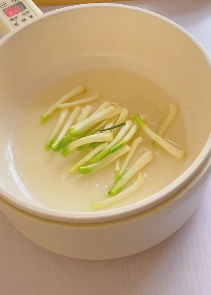 Fry scallion whites in cold oil1