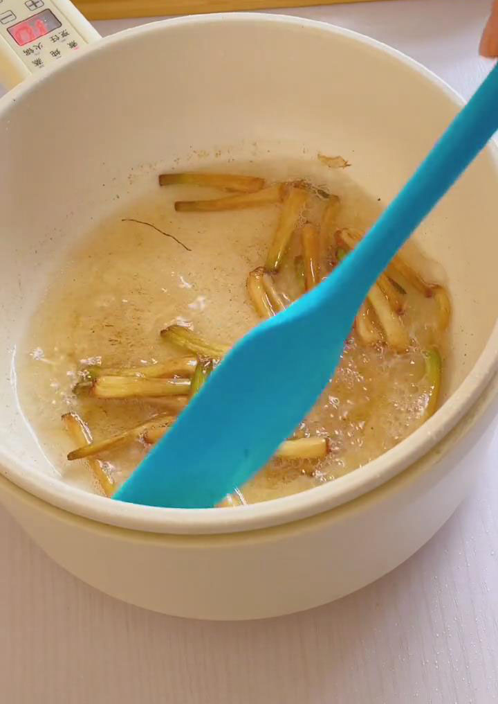 Fry scallion whites in cold oil2
