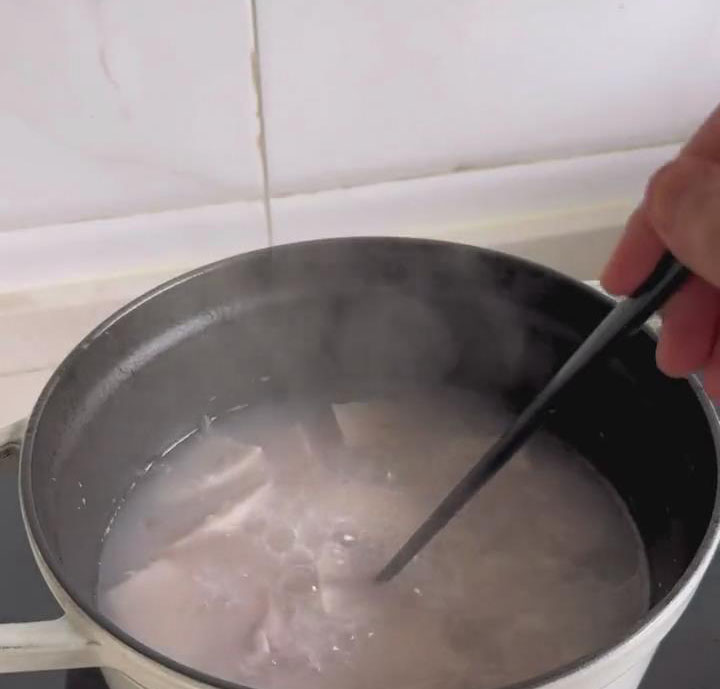Add the taro cubes, stir briefly, and pour in 600 ml water Add the taro cubes, stir briefly, and pour in 600 ml water