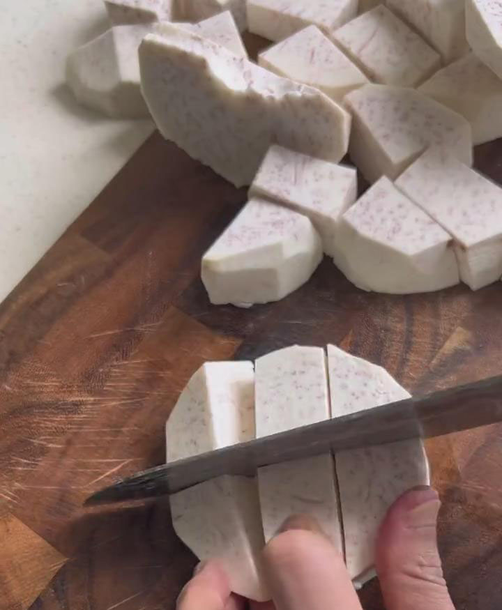 Peel the taro (wear gloves to protect your hands), and cut into 3 cm cubes Peel the taro (wear gloves to protect your hands), and cut into 3 cm cubes