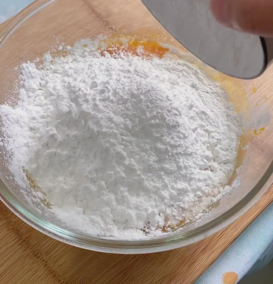 Add the 8g of glutinous rice flour and the 160g of tapioca starch to the bowl