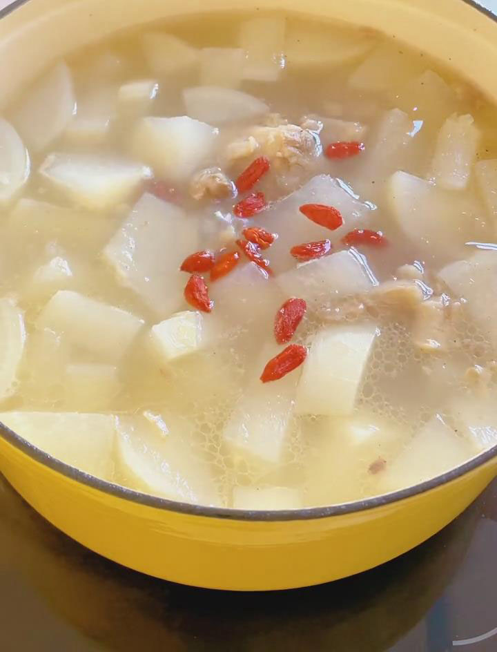 Garnish with goji berries