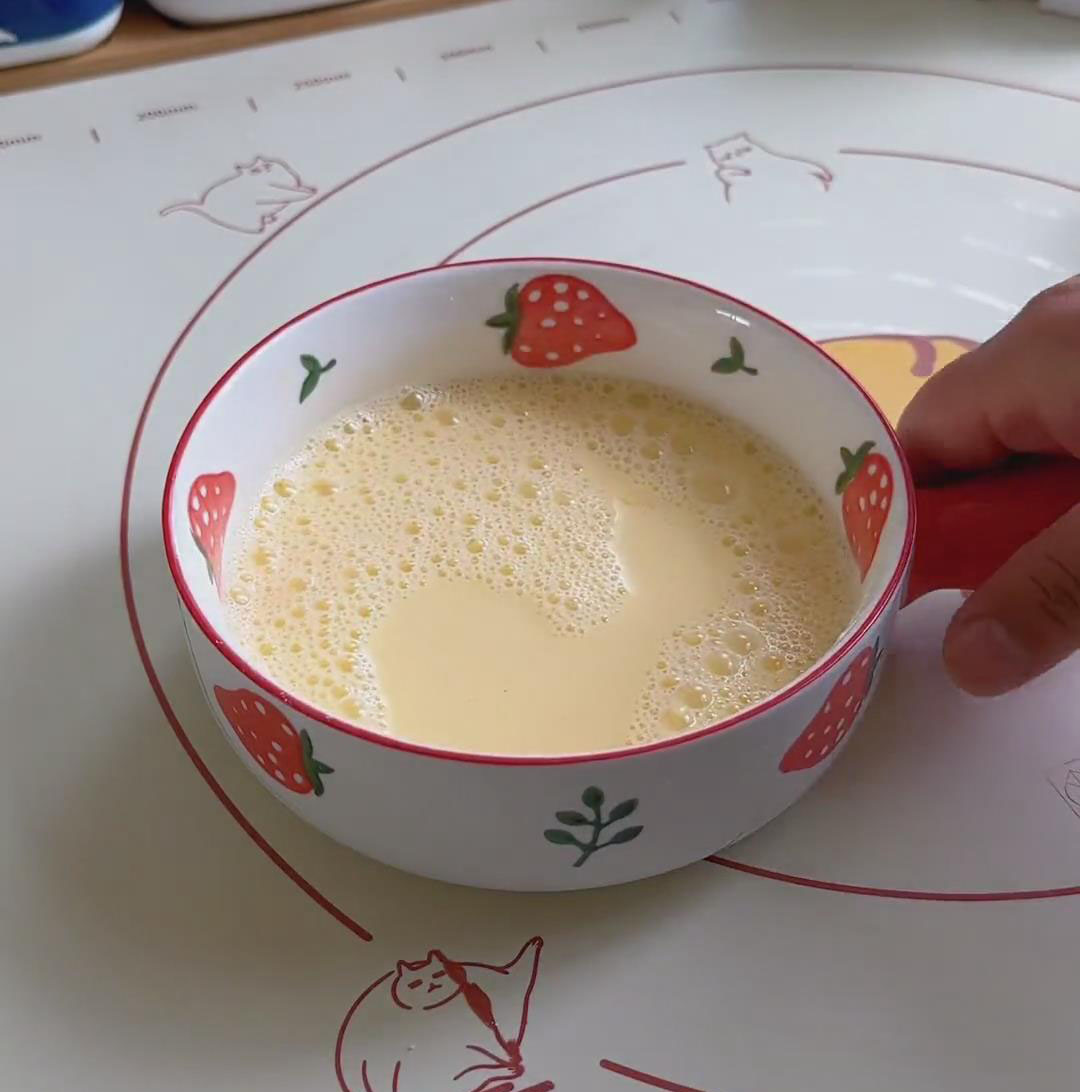 In a bowl, whisk 80g cornstarch, 80g water, and 1 egg until smooth In a bowl, whisk 80g cornstarch, 80g water, and 1 egg until smooth