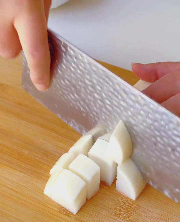 Peel the white radish and cut into chunks