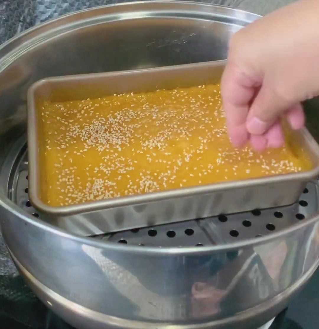 sprinkle the top evenly with the 15g of toasted white sesame seeds
