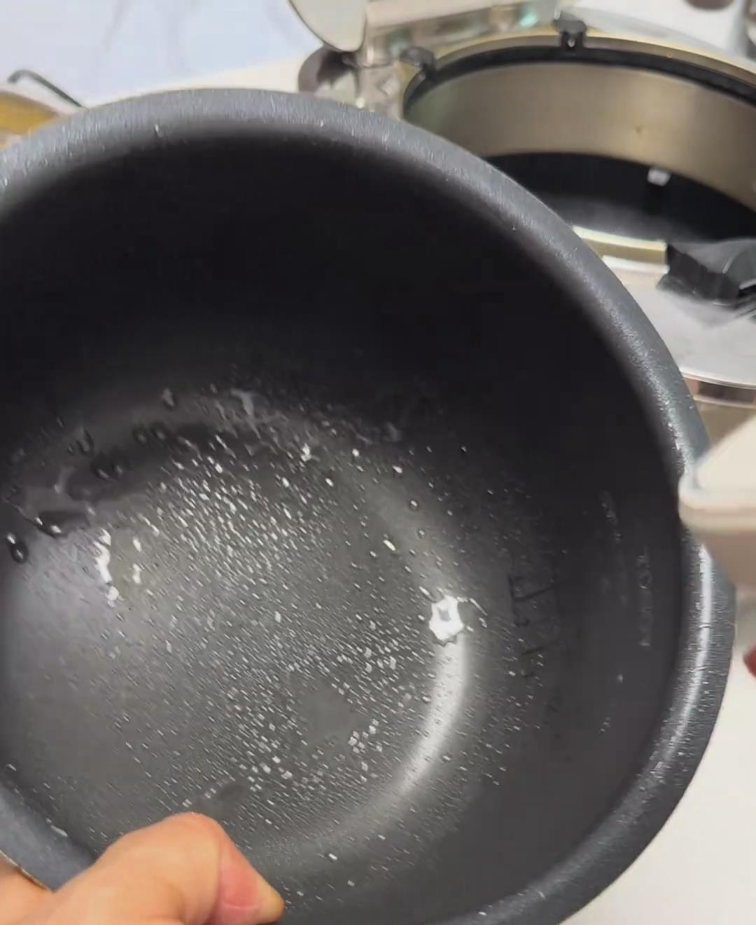 Lightly brush the inner pot with oil Lightly brush the inner pot with oil