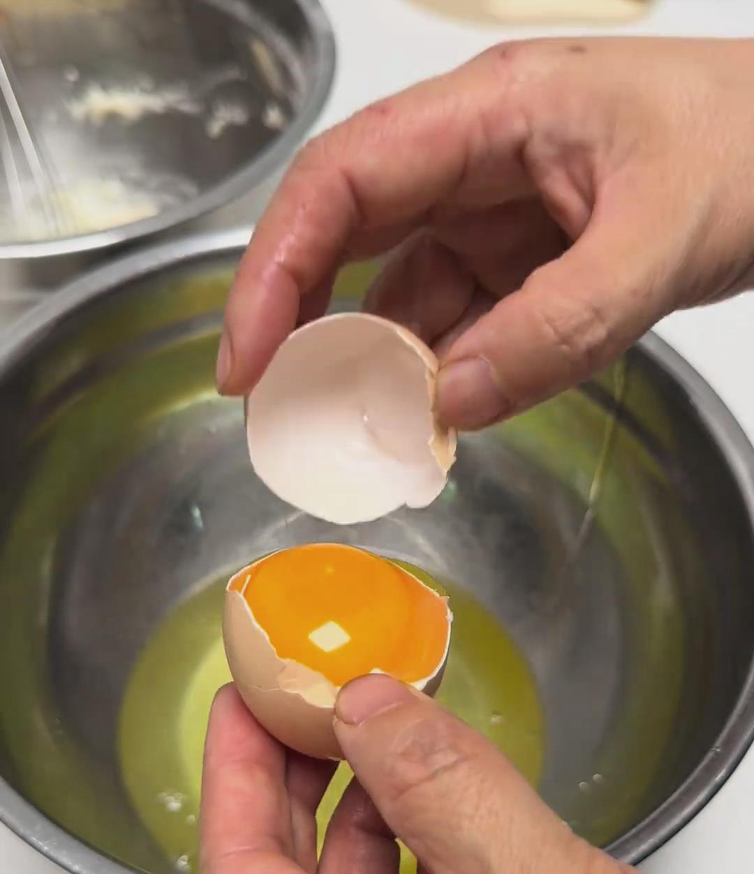 Separate the egg yolks from the egg whites Separate the egg yolks from the egg whites