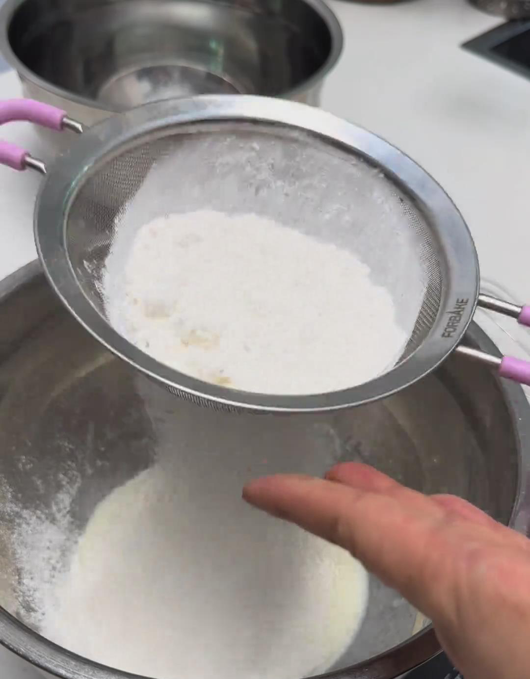 Sift in the cake flour Sift in the cake flour