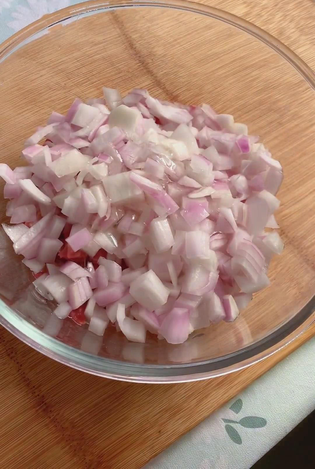Add onion to the bowl along with 15 g cooking oil