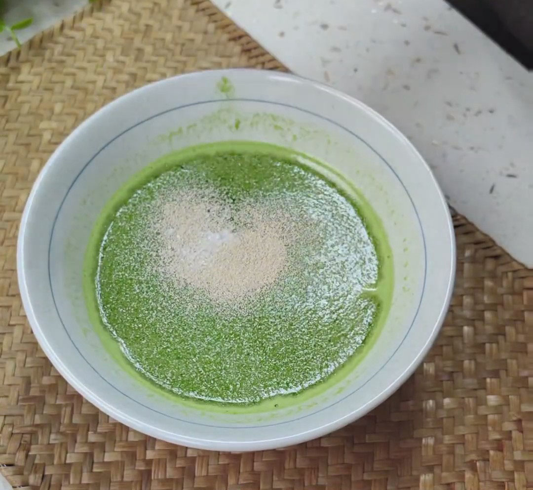 Add the baking soda, yeast, and sugar, then stir until everything is evenly dissolved Add the baking soda, yeast, and sugar, then stir until everything is evenly dissolved