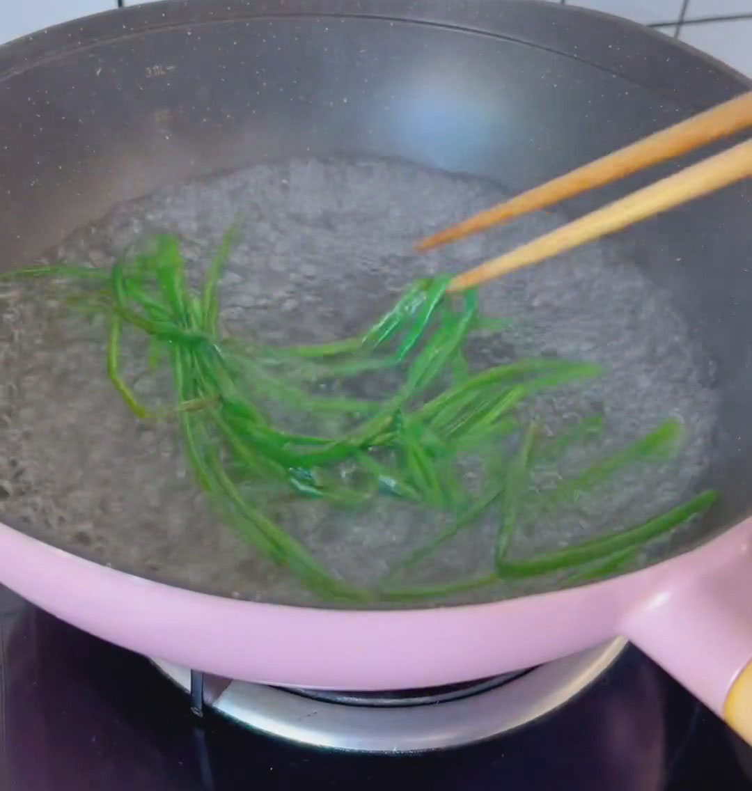 Blanch green onion stalks