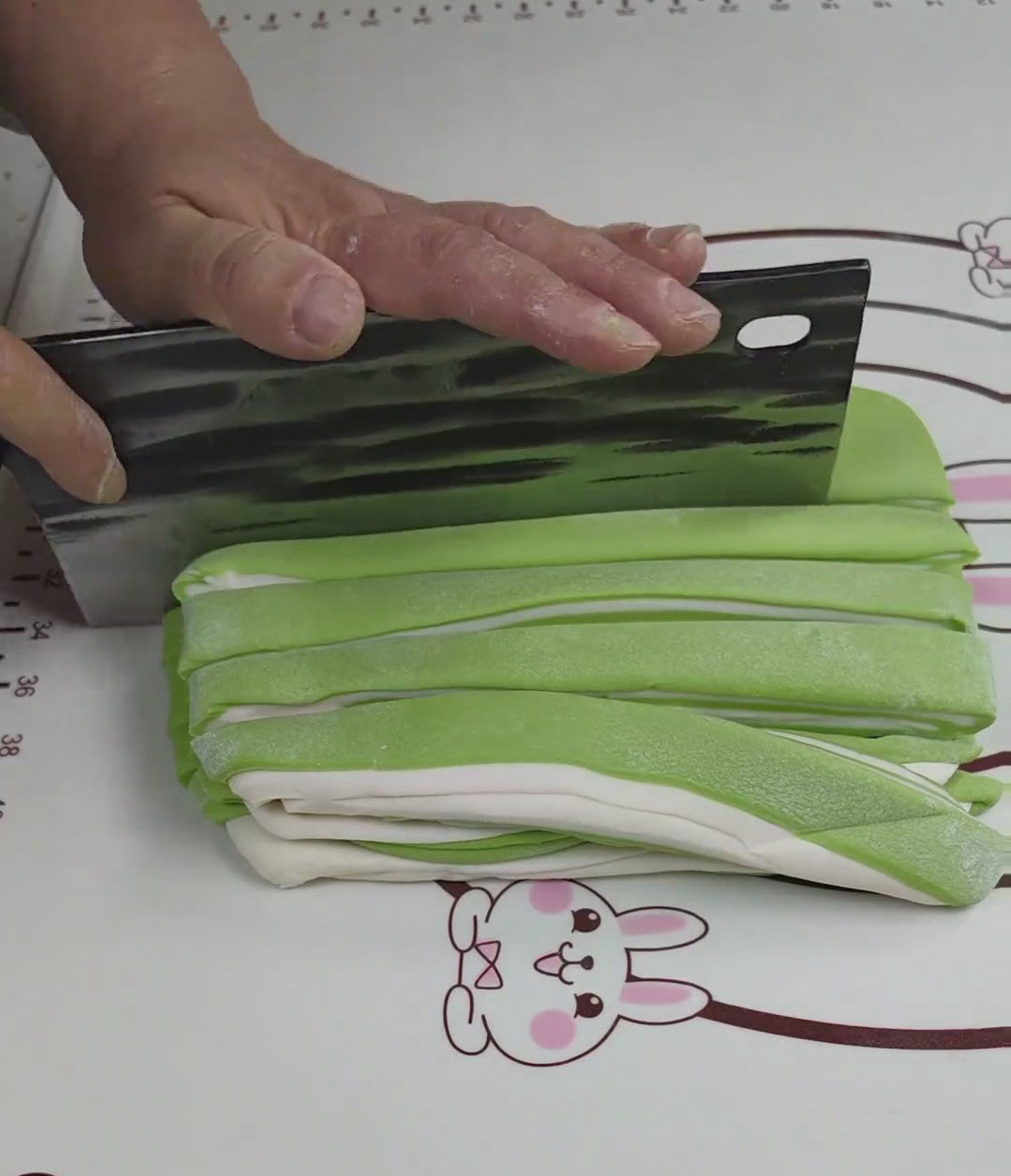 Cut the stacked dough into strips about 2 cm wide Cut the stacked dough into strips about 2 cm wide