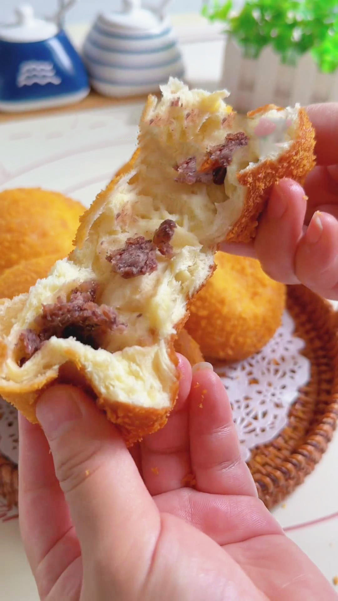 Deep-Fried Red Bean Bao Buns (3) Deep Fried Red Bean Bao Buns (3)