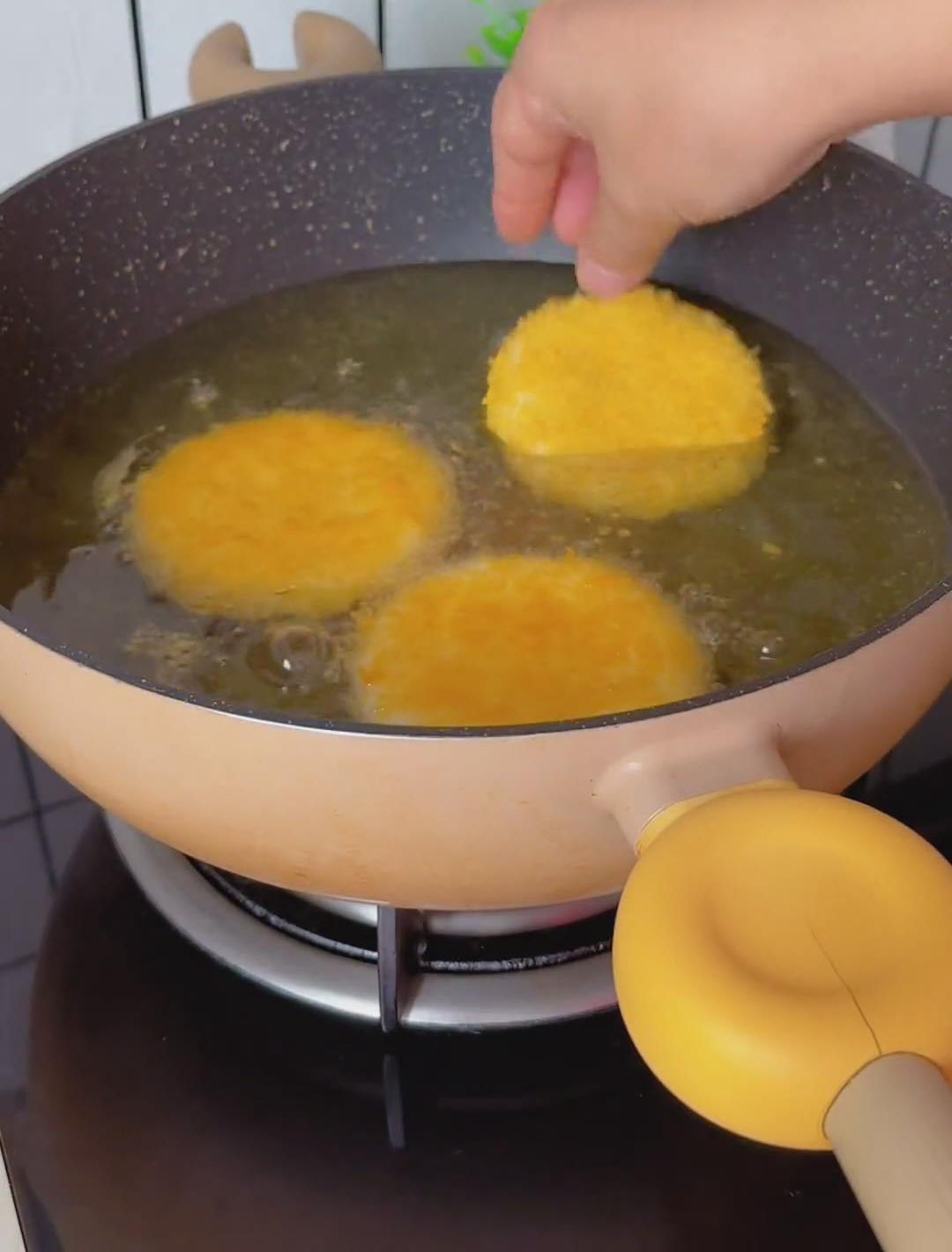 Gently add the proofed buns Gently add the proofed buns